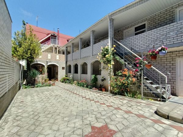 Продаётся 3-х этажный жилой дом с мини-гостиницей в центре Анапы.