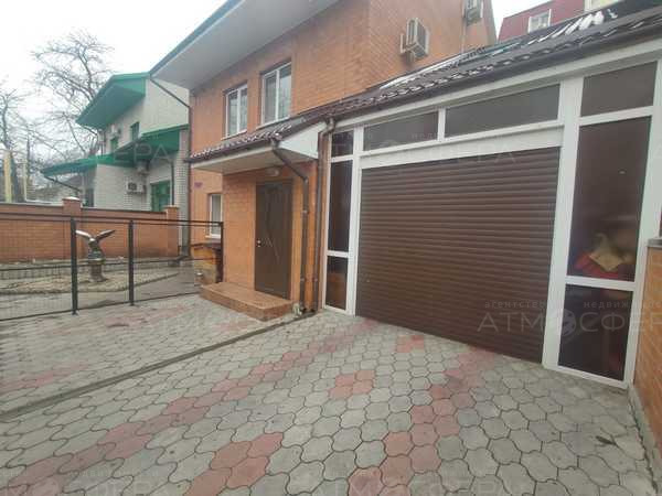 Продаётся 3-х этажный дом в центре.