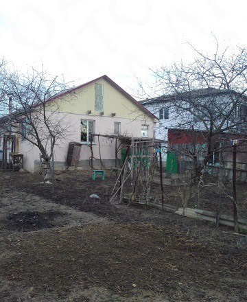 Продаются 2 дома на одном участке.