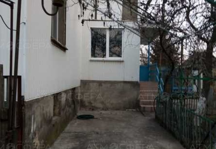 Продаётся дом на большом участке земли.