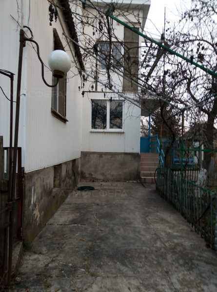 Продаётся дом на большом участке земли.