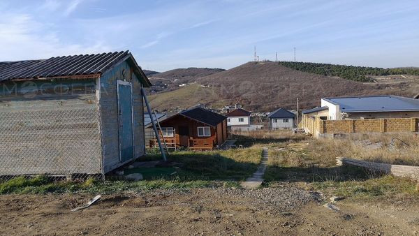 Продаётся земельный участок с домом в с. Варваровка.